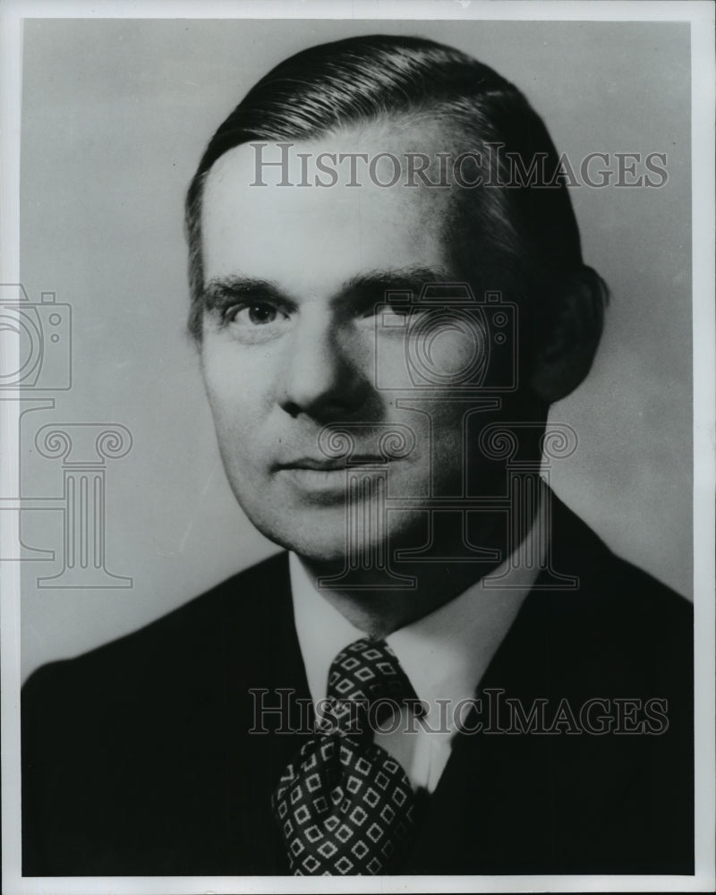 1975 Press Photo Unidentified Man in a Suit and Tie - Historic Images