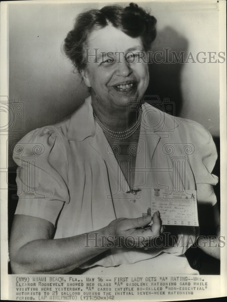 1942 Press Photo Mrs. Eleanor Roosevelt Shows Class A Gas Rationing Card - Historic Images
