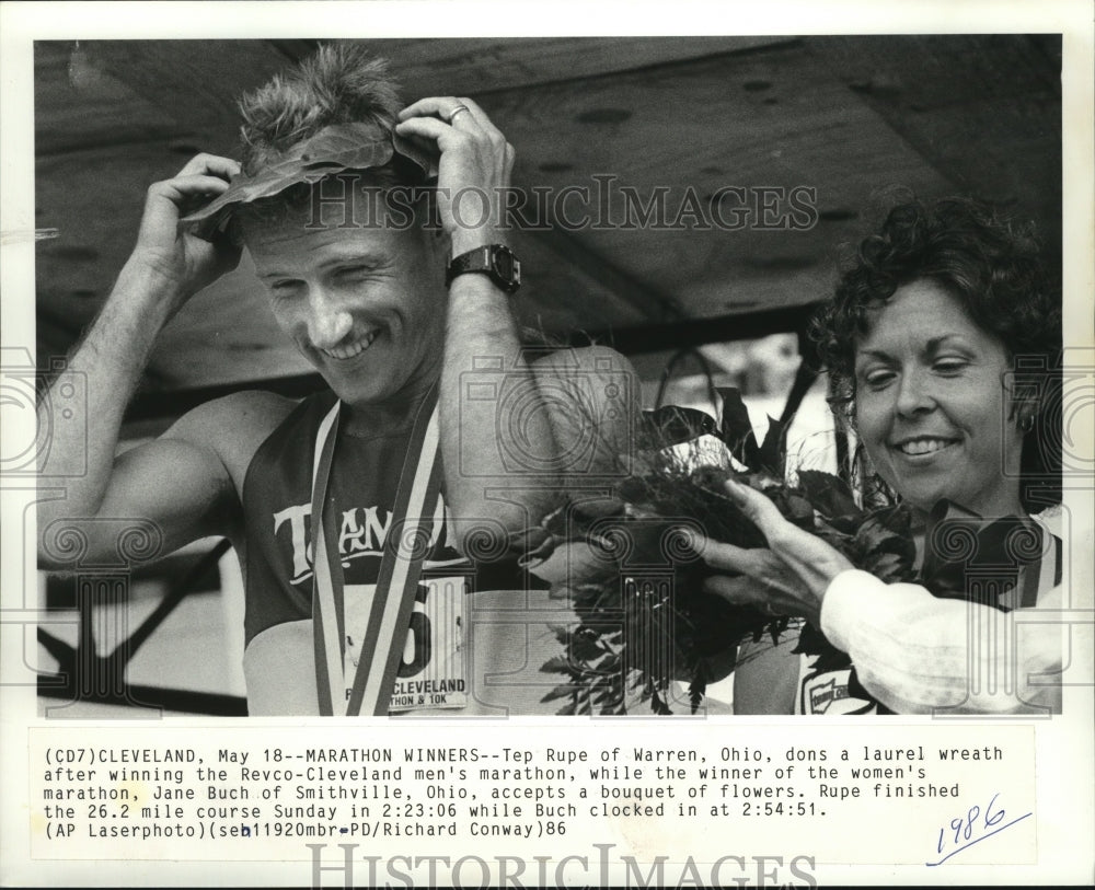 1986 Press Photo Ted Rupe and Jane Buch win in men's and women's div. Marathon- Historic Images
