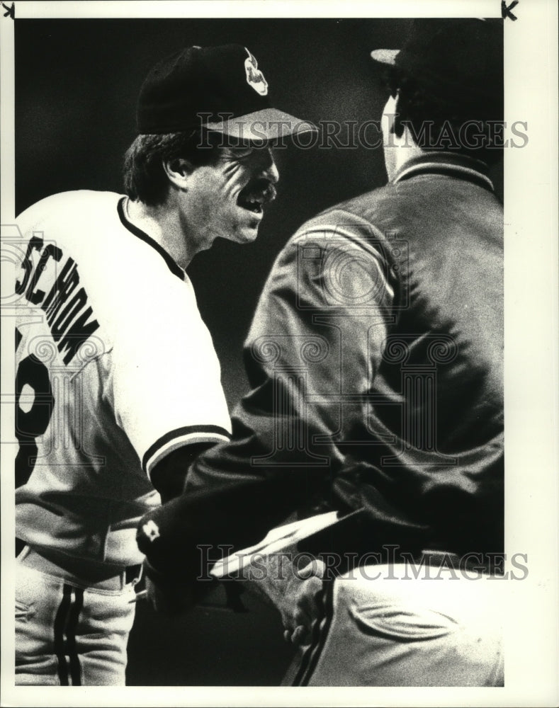 1986 Press Photo Ken Schrom of Indians congratulated after pitching a 2 hitter - Historic Images