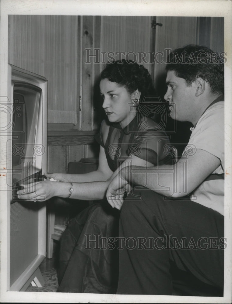 1951 Press Photo Mitchie Maxim wife of boxer Joe Maxim- adjust TV screen - Historic Images