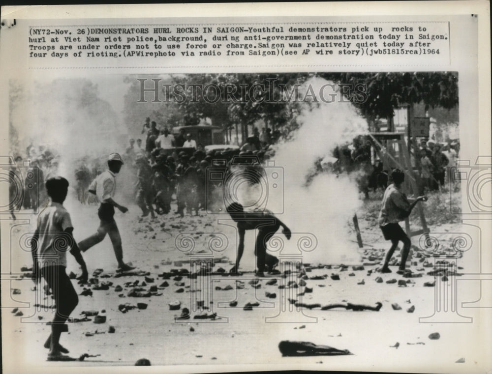 1964 Press Photo Demonstrators throw rocks at riot police in Saigon, Viet Nam - Historic Images