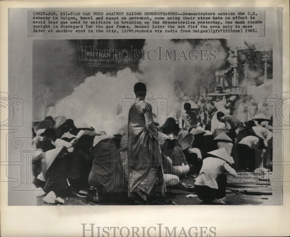 1965 Press Photo Soldiers use tear gas against Saigon protesters in U.S. Embassy - Historic Images