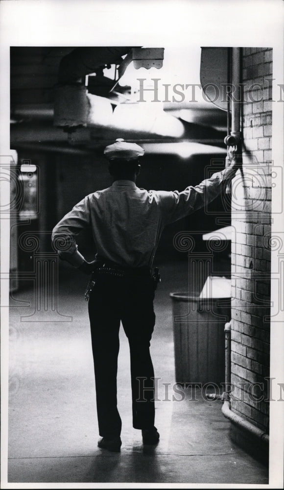 1971 Press Photo Police Security in School - Historic Images