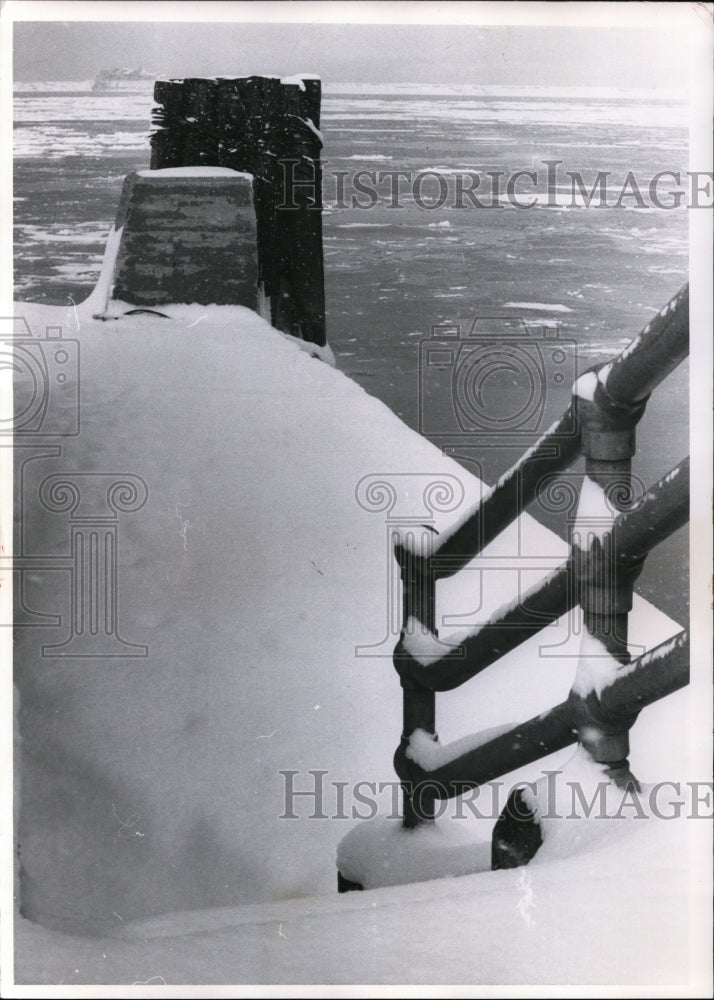 1963 Press Photo Winter scene at 9th St. Pier with no fisherman - Historic Images