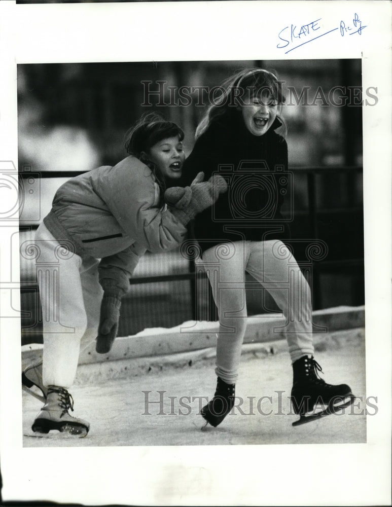 1989 Press Photo Ice skating-Lea Katynski ans Dana Diorio - Historic Images