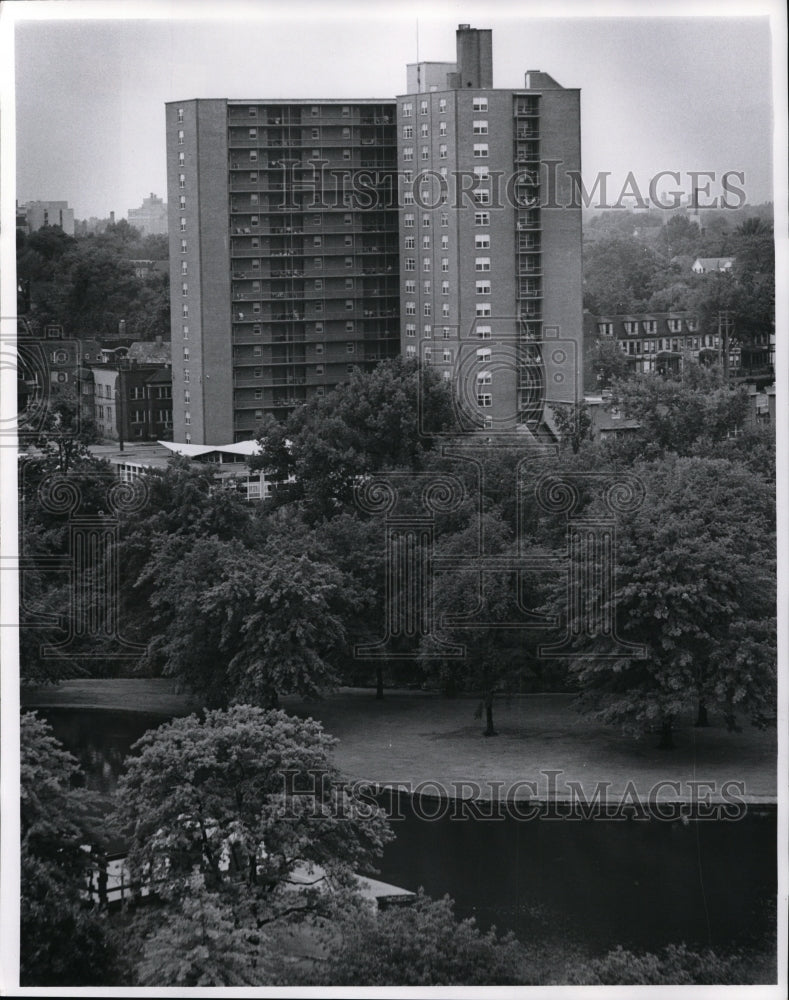 1985 Press Photo Springbrook Apartment, corner of Ansel and Hough Avenue - Historic Images