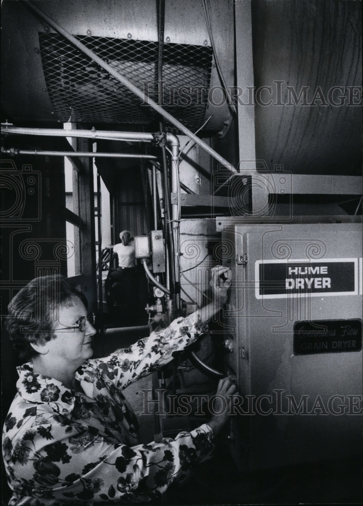 1974 Press Photo Beverly Schmely drying grain in the Hume dryer-farm equipment - Historic Images