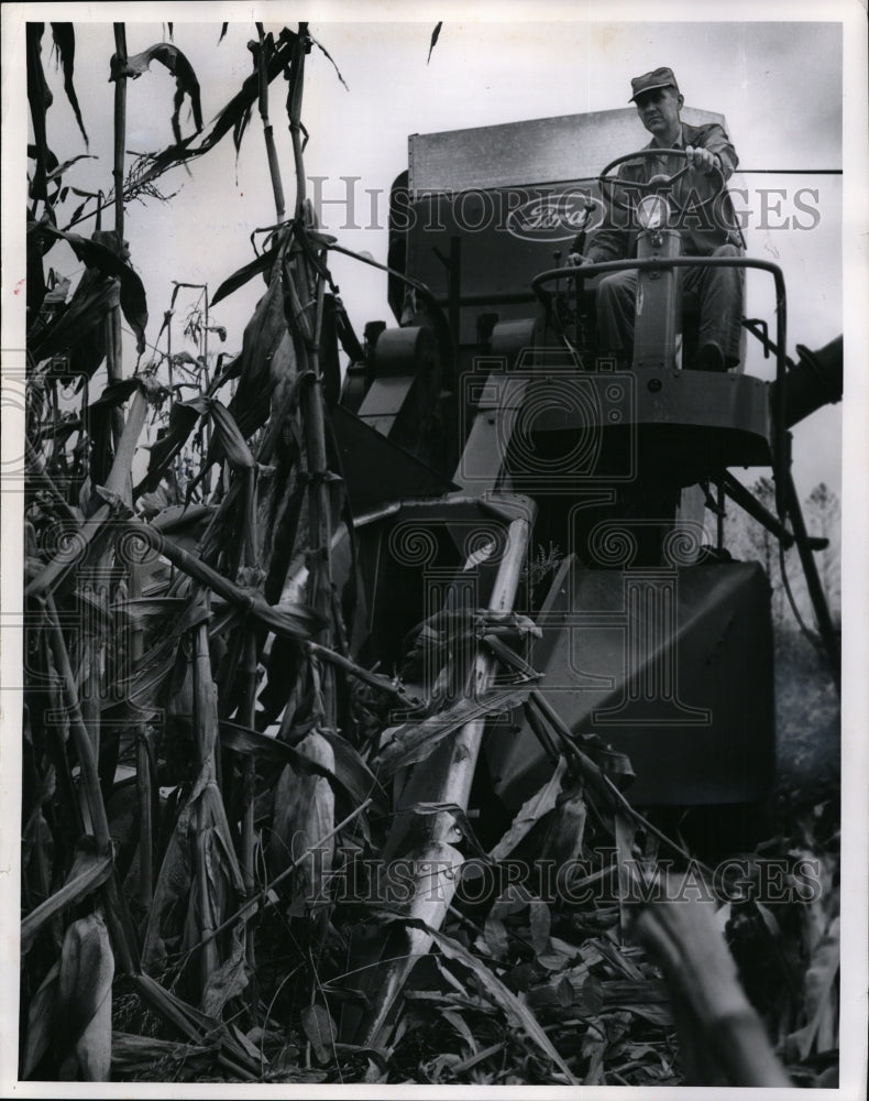 1961 Press Photo Ferris Owen pilots his picker sheller - Historic Images