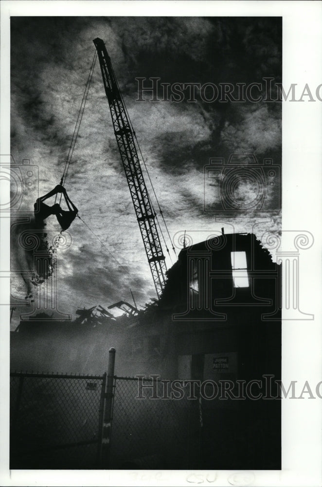 1989 Press Photo Empire Hotel being torn down by a crane - Historic Images