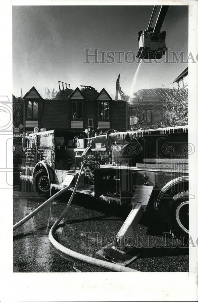 1989 Press Photo Bay Village firemen snorkel truck - Historic Images
