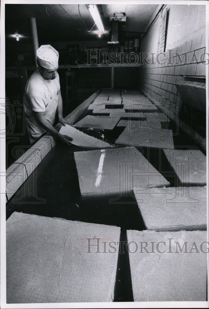 1969 Press Photo Cooperative Middlefield Township-cheese making industry - Historic Images