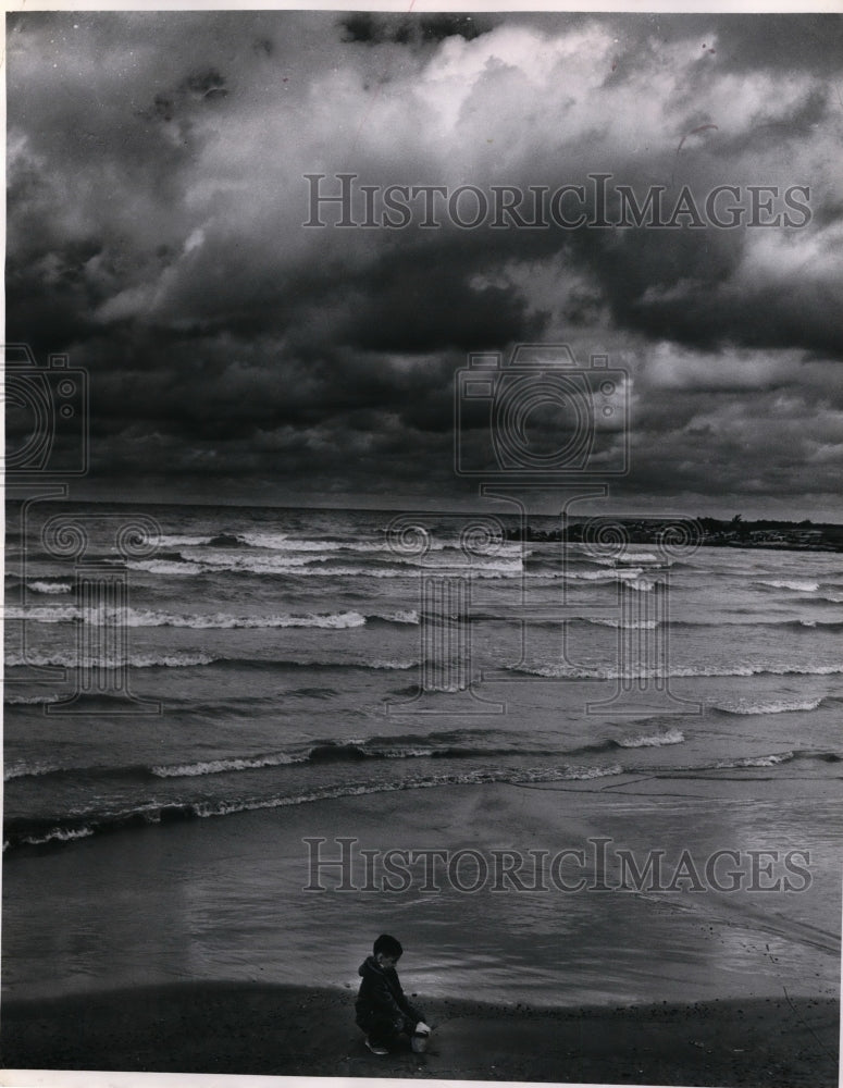 1958 Press Photo Teddy Hollo, 8 plays in sand at deserted Edgewater Park beach - Historic Images