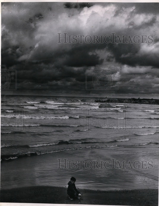1958 Press Photo Teddy Hollo, 8 plays in sand at deserted Edgewater Park beach - Historic Images