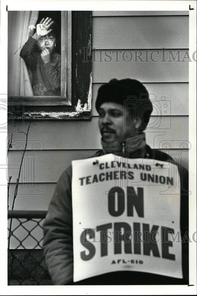 1988 Press Photo Cleveland teachers on strike - Historic Images