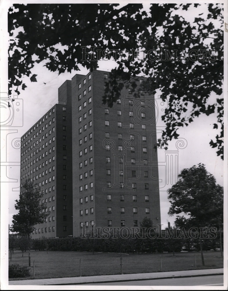 1958 Press Photo Cedar Apartments-Metropolitan Housing - Historic Images