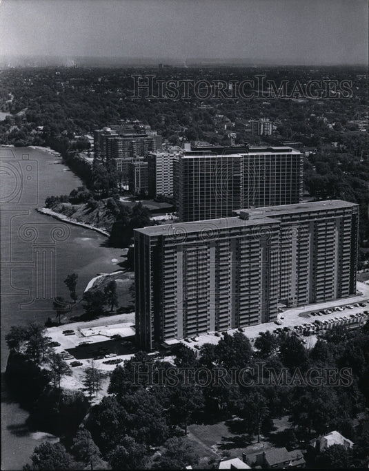 1971 Press Photo Lakewood Gold Coast apartment looking east - Historic Images