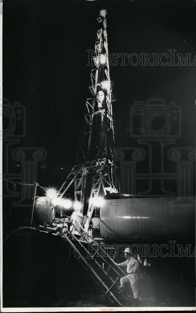 1972 Press Photo Twenty four hour drilling on Will Dietz&#39;s farm hoping for gas r - Historic Images