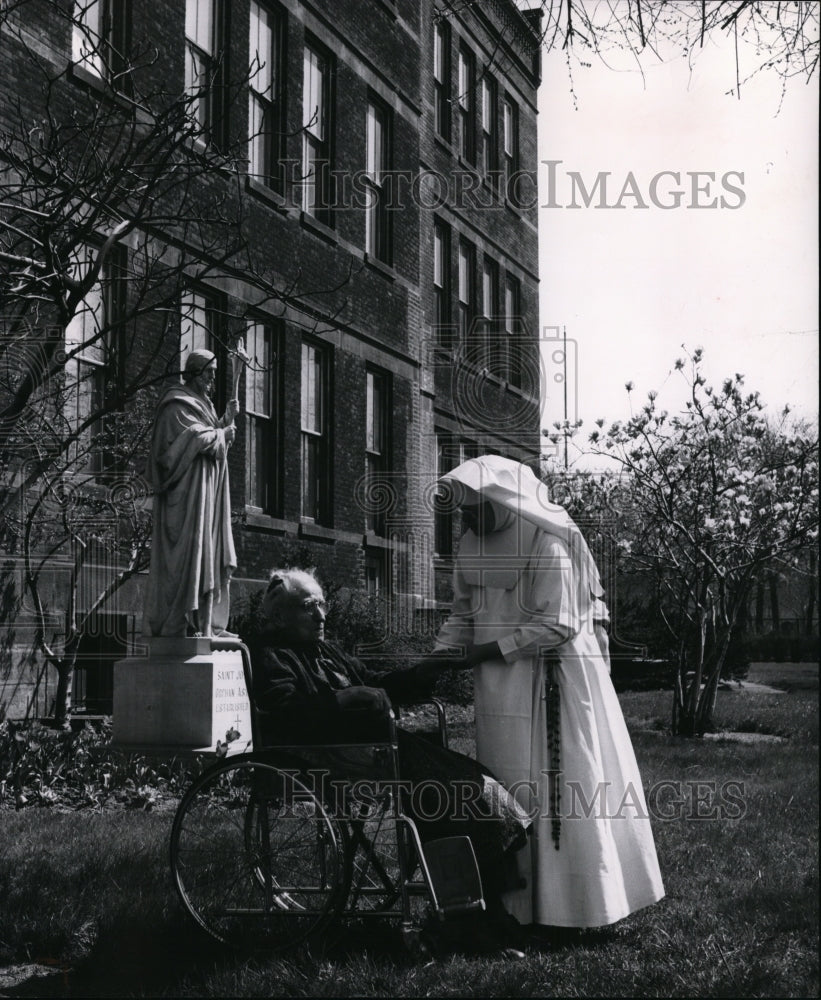 1962 Press Photo Mrs. Agnes Murray and Sister Mary Simon-St. Joseph&#39;s Home - Historic Images