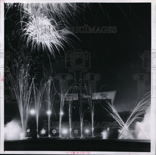 1967 Press Photo Fireworks at Stadium after Friday night ballgame. - Historic Images