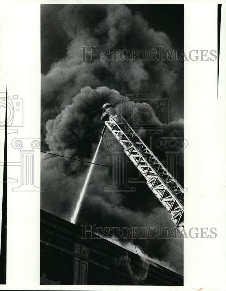 1988 Press Photo Fireman fighting blaze of fire - Historic Images