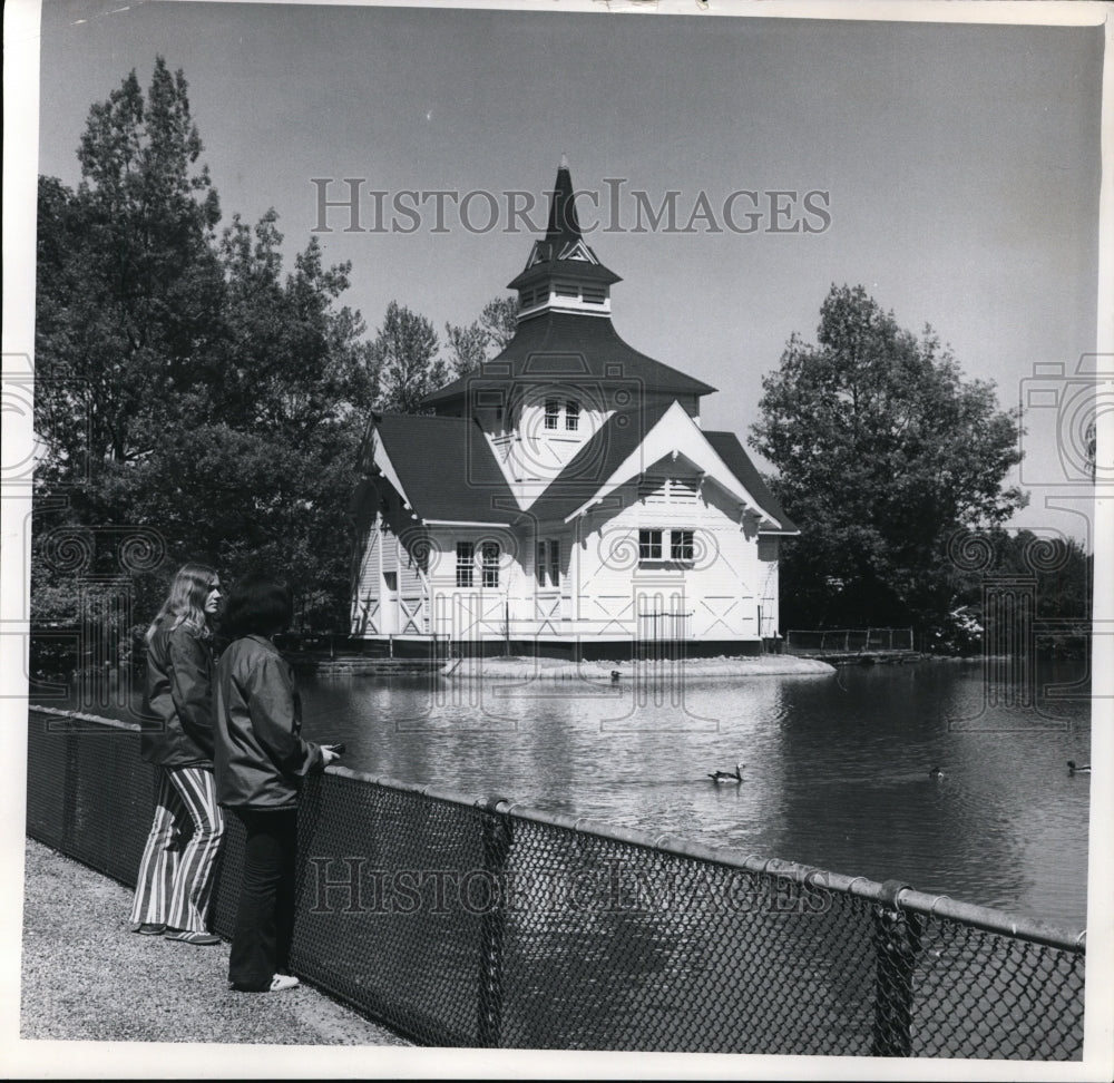 1971 Press Photo Vicki Cardfalo and Millie Chiara-Brookside Park Zoo, Memorial H - Historic Images