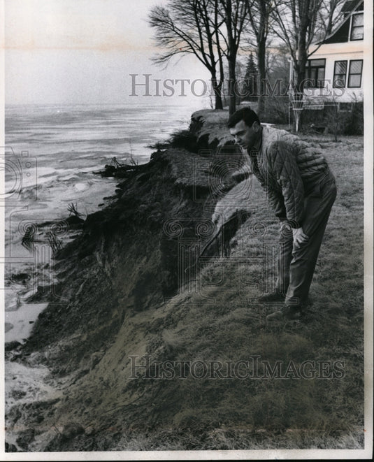 1968 Press Photo Richard Ferriaco checks Mentor Lake erosion - Historic Images