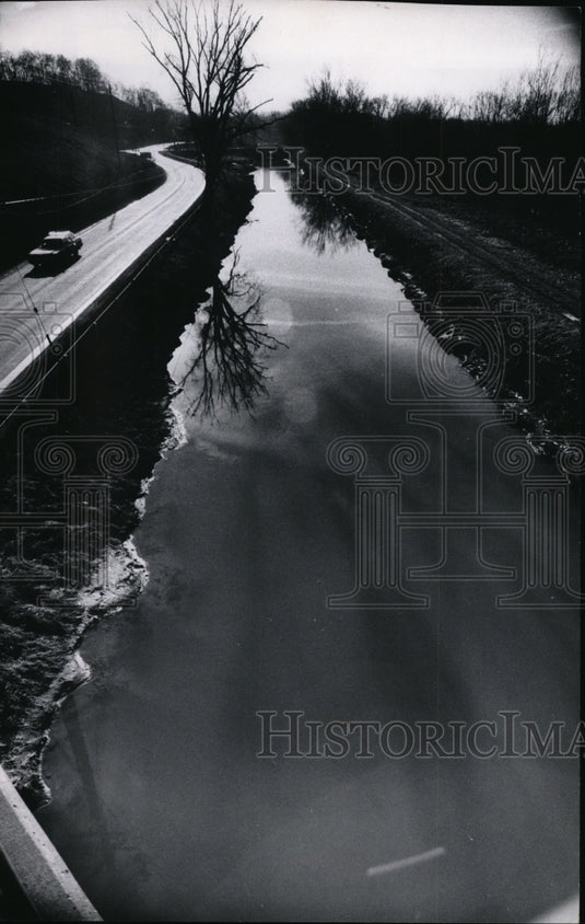 1973 Press Photo Canal from Pleasant Valley Road looking South - Historic Images