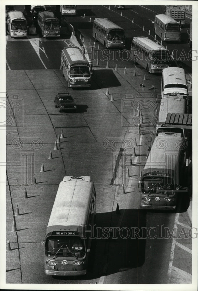 1979 Press Photo A car in the bus lane leading to Manhattan - Historic Images