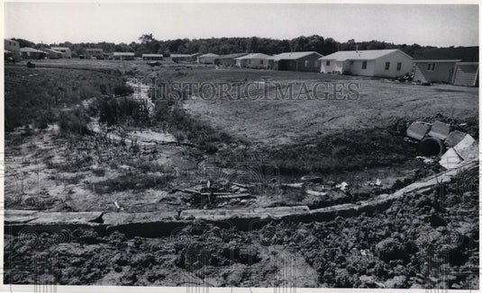 1973 Press Photo Make shift retaining Wall at Chardon Park Estates - Historic Images