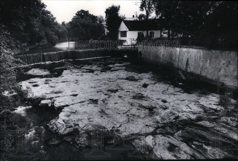 1972 Press Photo Chagrin Falls, Ohio, north side of square, river dries out - Historic Images