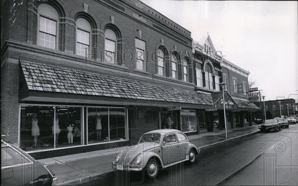 1970 Press Photo Bluffton Ohio business buildings add shaker canopies - Historic Images