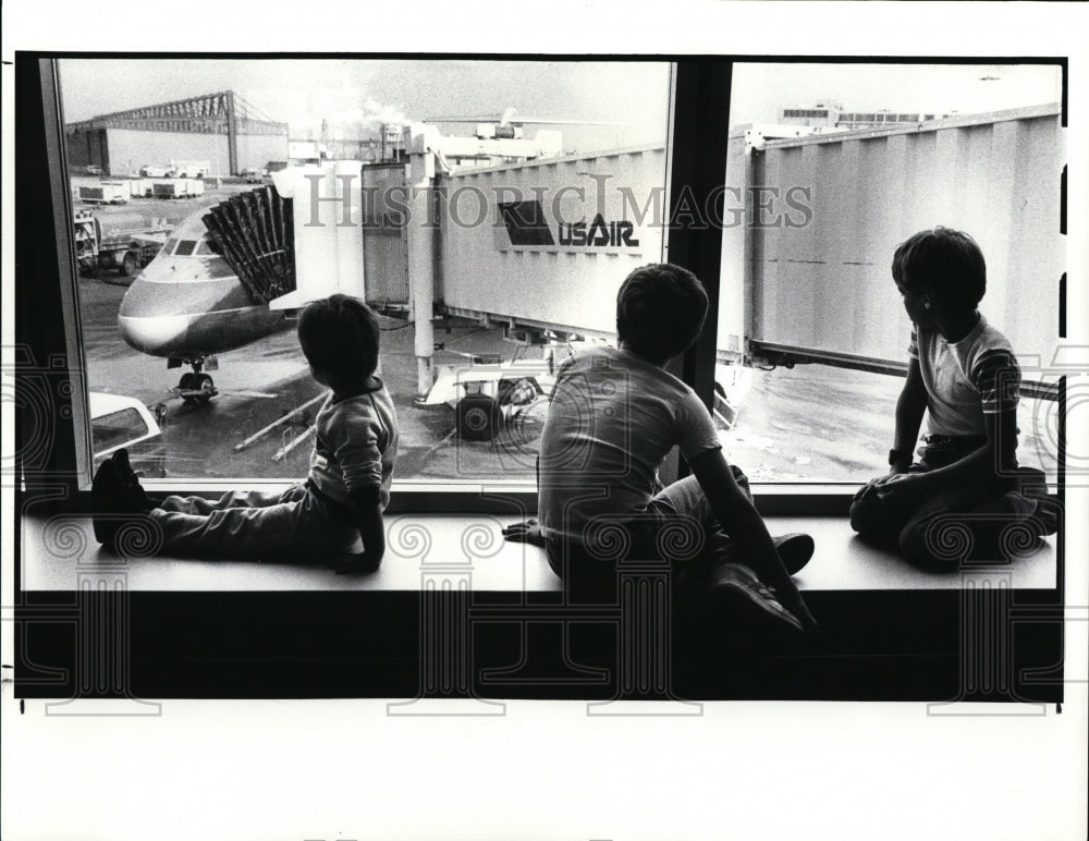 1988 Press Photo Cleveland Hopkins International Airport-waiting passengers - Historic Images