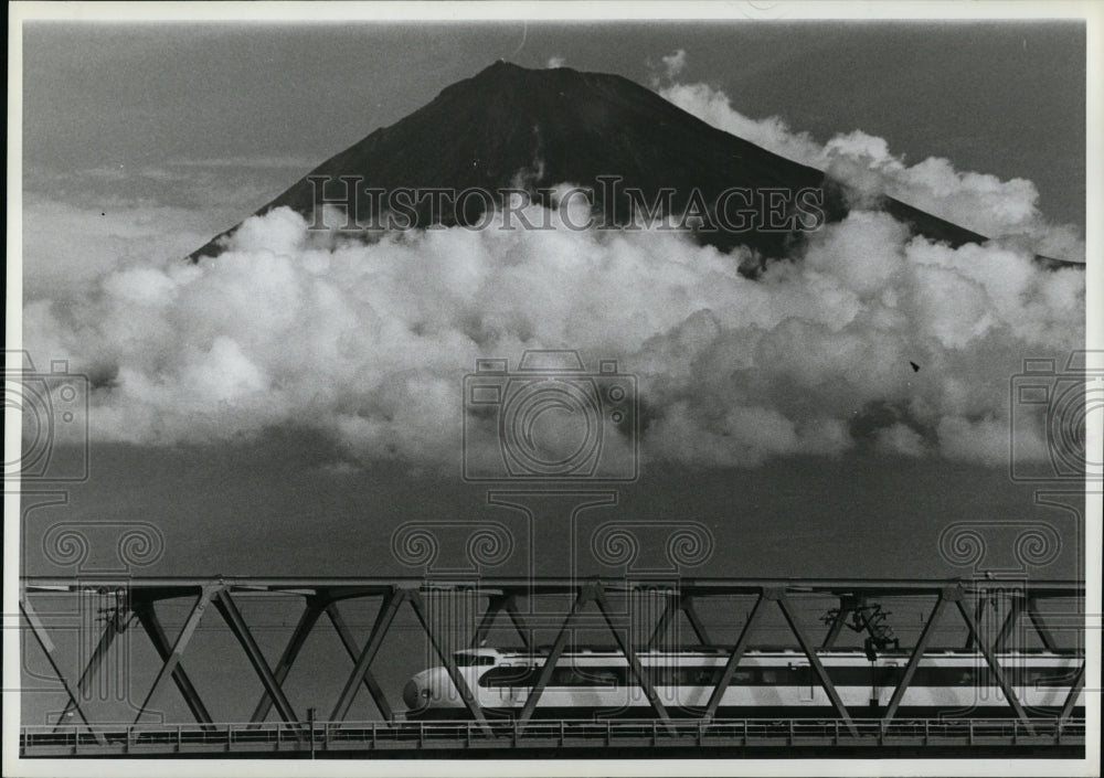 1982 Press Photo Shinkansen Bullet Train-Japan - Historic Images
