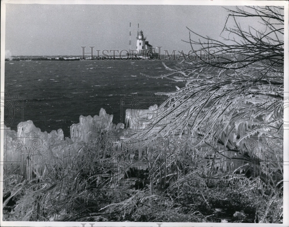 1971 Press Photo Port of Cleveland lighthouse-winter scene - Historic Images