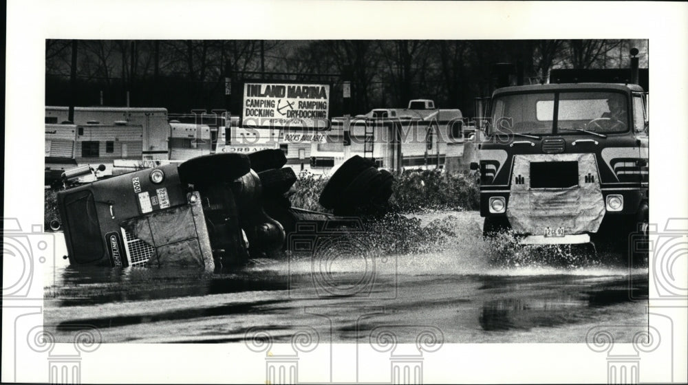 1985 Press Photo State Route 2 Oak Harbor truck accident - Historic Images