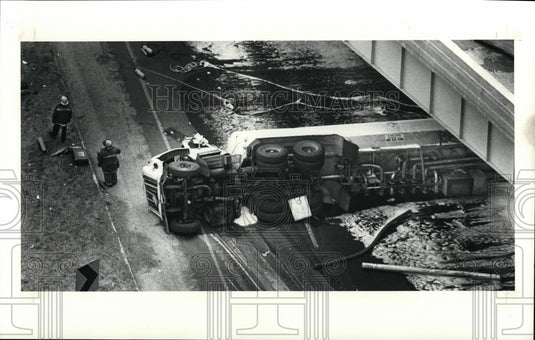 1988 Press Photo Tanker truck accident-Fire department - Historic Images