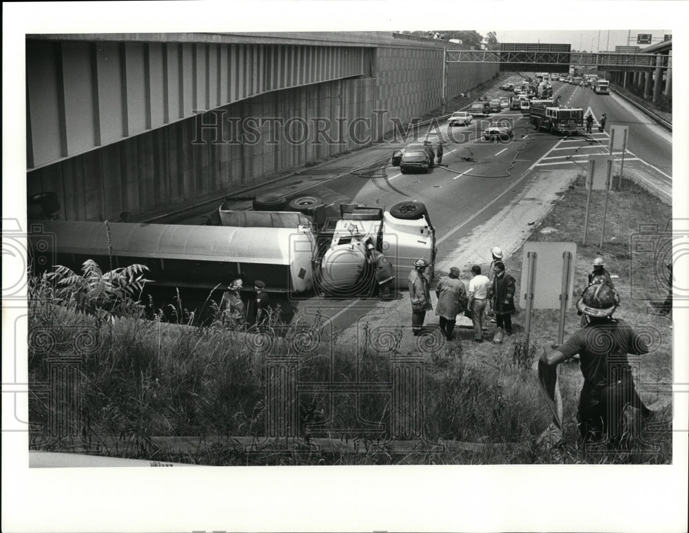 1988 Press Photo Truck accident scene - Historic Images