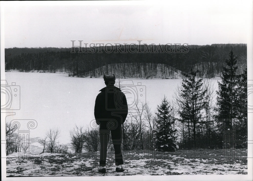 1970 Press Photo Douglas Robinson-Akron Ohio looking for buzzards - Historic Images