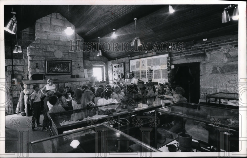 1971 Press Photo Rev. Melvin Klokow-Gnadenhutten Museum, Ohio - Historic Images