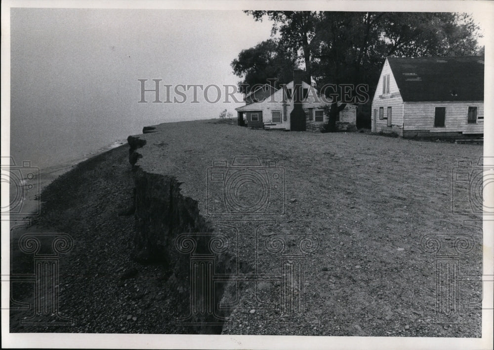 1973 Press Photo Eastlake dike slipped into Lake Erie-Ohio - Historic Images