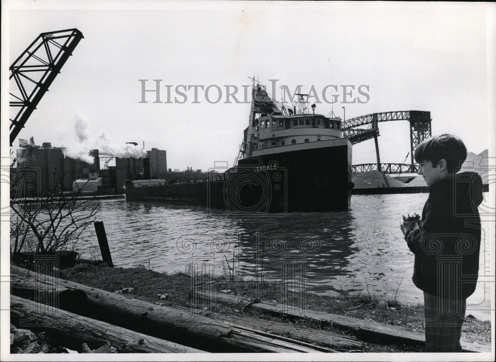 1975 Press Photo Canadian ship on Cuyahoga River at Lake Erie - Historic Images