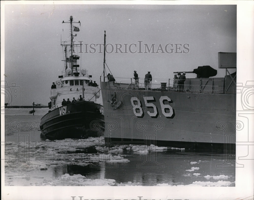 1962 Press Photo Ice Breaker Kaw pulls the Whitehall Navy patrol ship - Historic Images