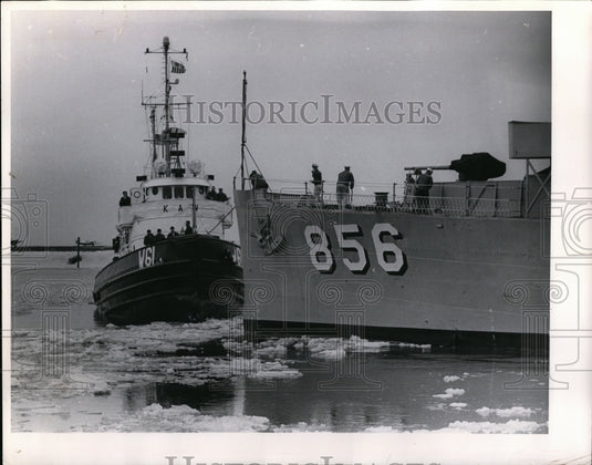 1962 Press Photo Ice Breaker Kaw pulls the Whitehall Navy patrol ship - Historic Images