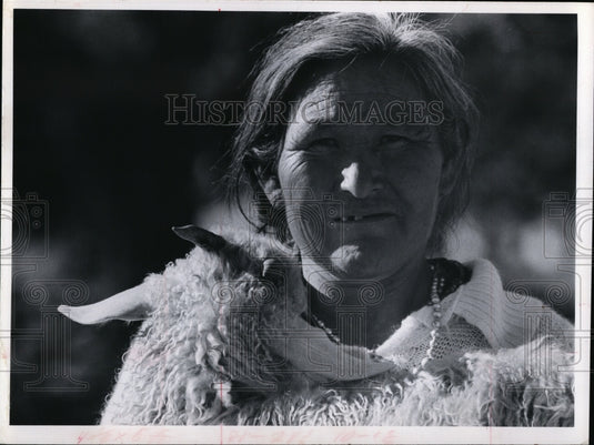 1971 Press Photo Navaho Indian woman , American with one of her sheep - Historic Images