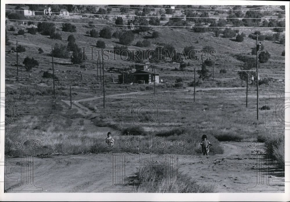 1970 Press Photo Navajo Indian children on reservation - Historic Images