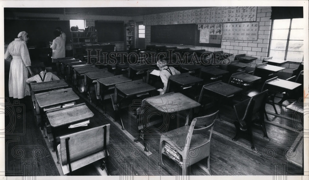 1972 Press Photo New Road Amish School teachers-Rhoda Bayler, John Fisher - Historic Images