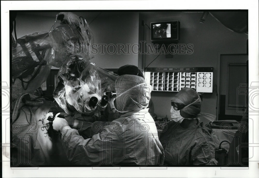 1989 Press Photo Dr. Herbert Bell-hospital surgeon - Historic Images