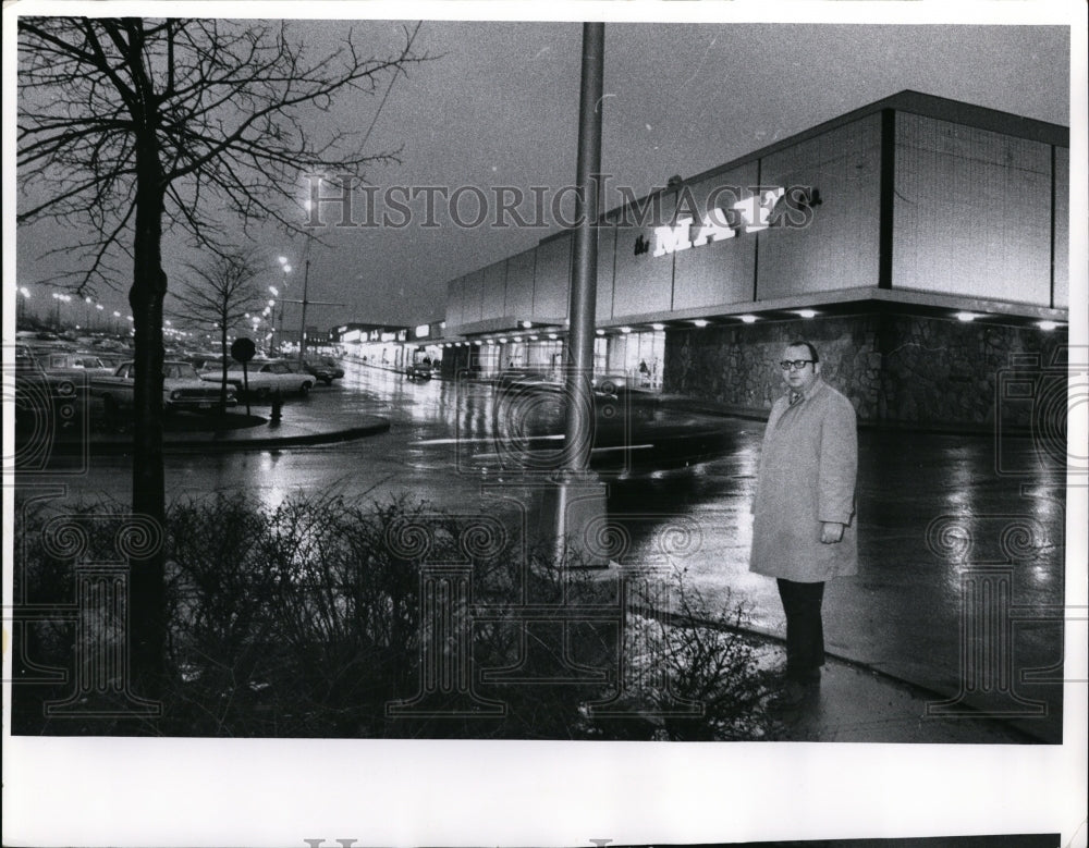 1969 Press Photo Southgate Shopping Center manager Joseph Marks - Historic Images