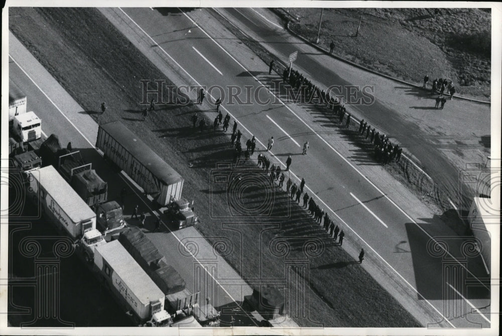 1973 Press Photo  Vermilion Valley Service Plaza.truck blockade - Historic Images